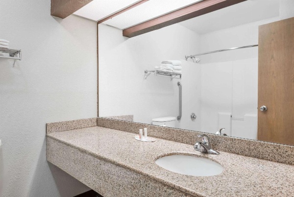 Days Inn & Suites by Wyndham Casey image 5